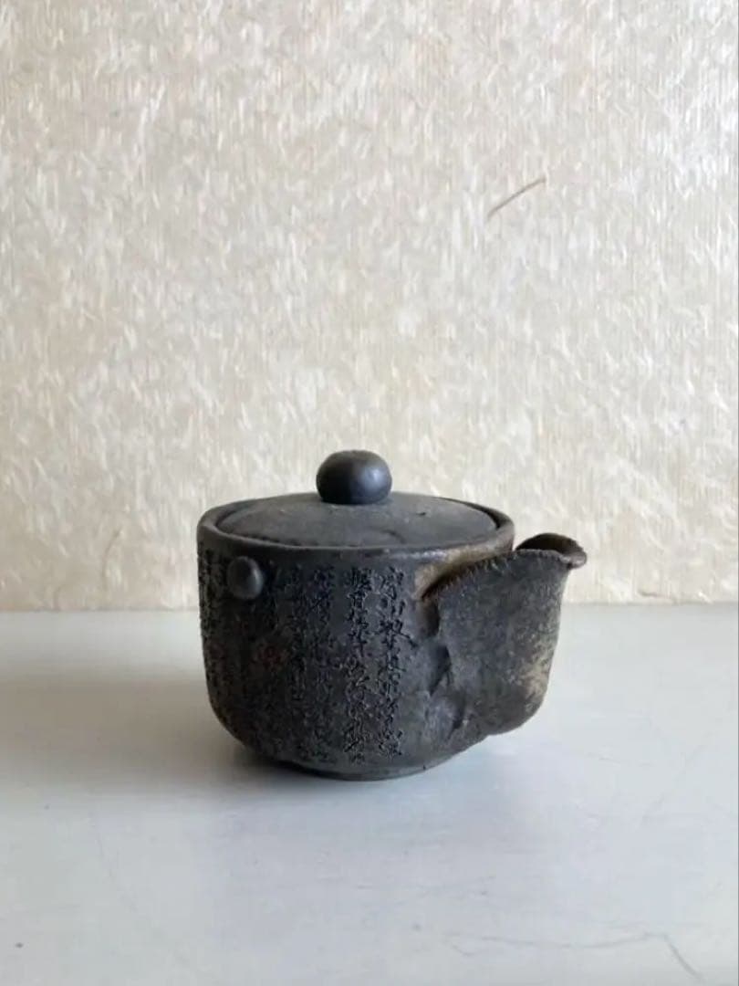 【唯一無二】墨釉 経文彫刻 茶壺｜祈りを宿す作家物