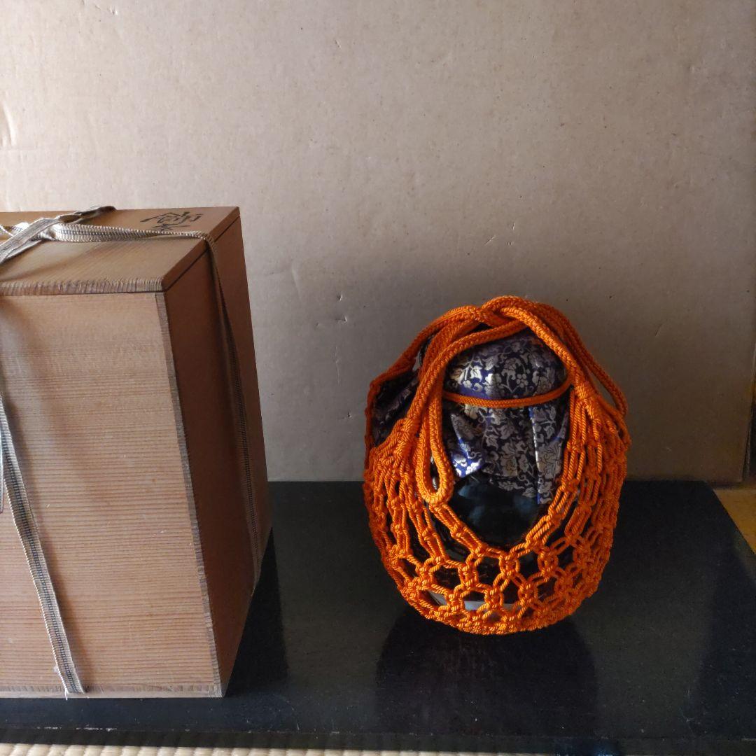 景山作··木箱入り オレンジの編み紐付き 飾り壺