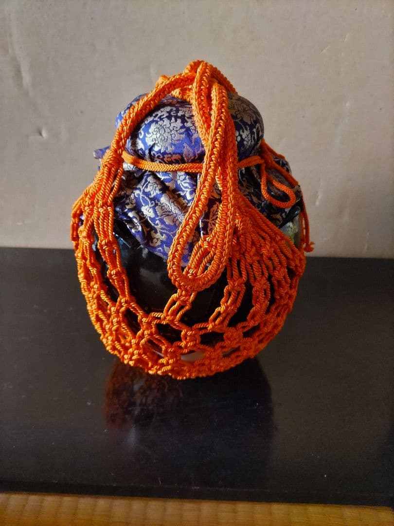 景山作··木箱入り オレンジの編み紐付き 飾り壺