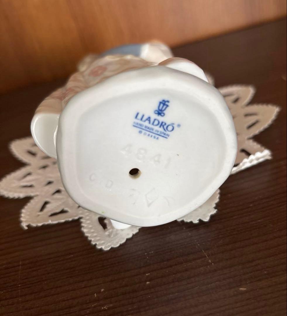 リヤドロ　果物を抱えた少女