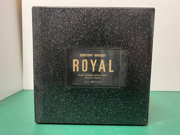サントリー ローヤル　ウイスキー グランドピアノ型ボトル  未開封