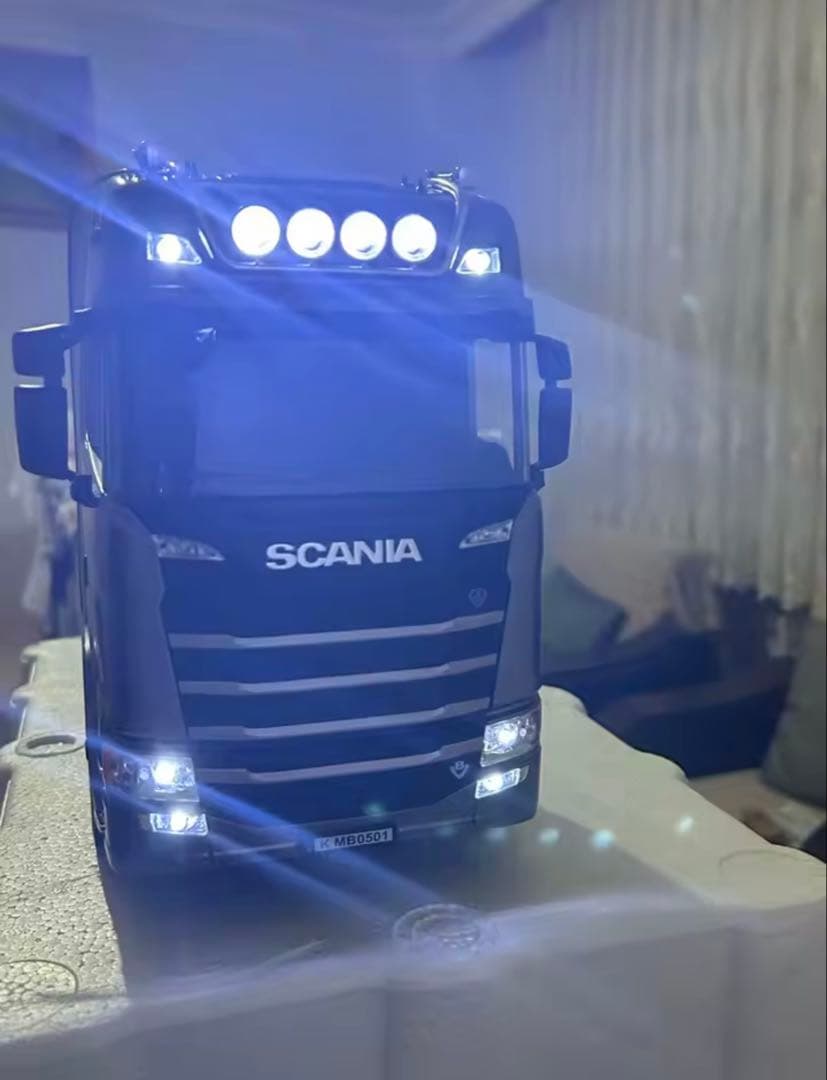 Scania 770 S V8 1\18 スケール　トラックとトレーラーセット