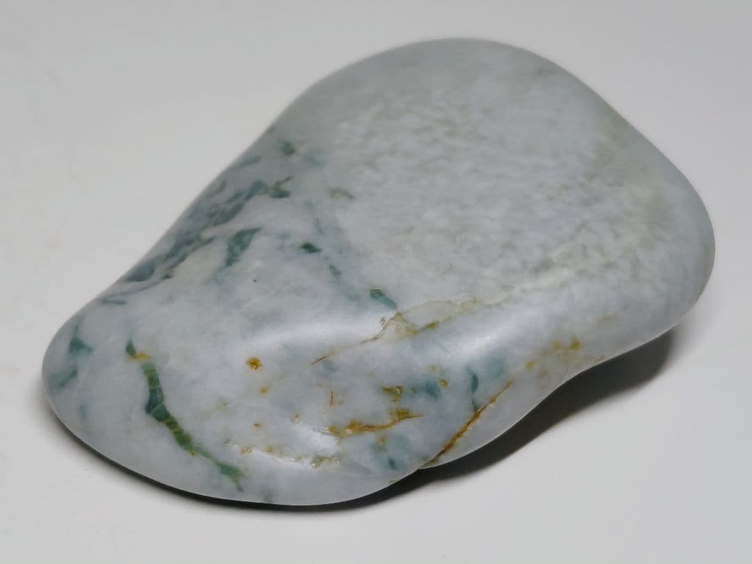 糸魚川155 翡翠 129g ヒスイ 原石 鑑賞石 自然石 誕生石 鉱物 鉱石