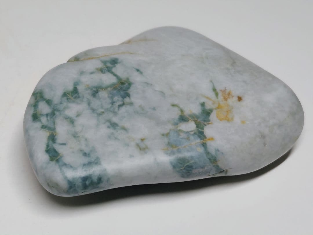 糸魚川155 翡翠 129g ヒスイ 原石 鑑賞石 自然石 誕生石 鉱物 鉱石