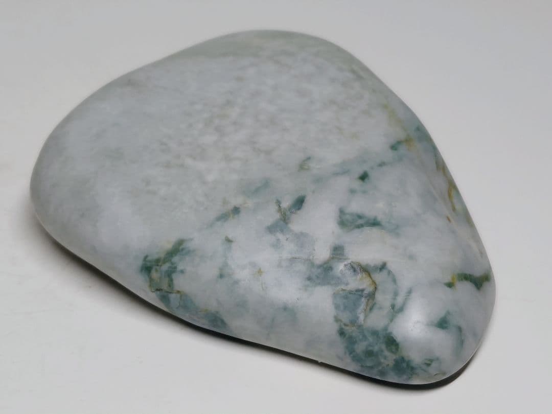 糸魚川155 翡翠 129g ヒスイ 原石 鑑賞石 自然石 誕生石 鉱物 鉱石