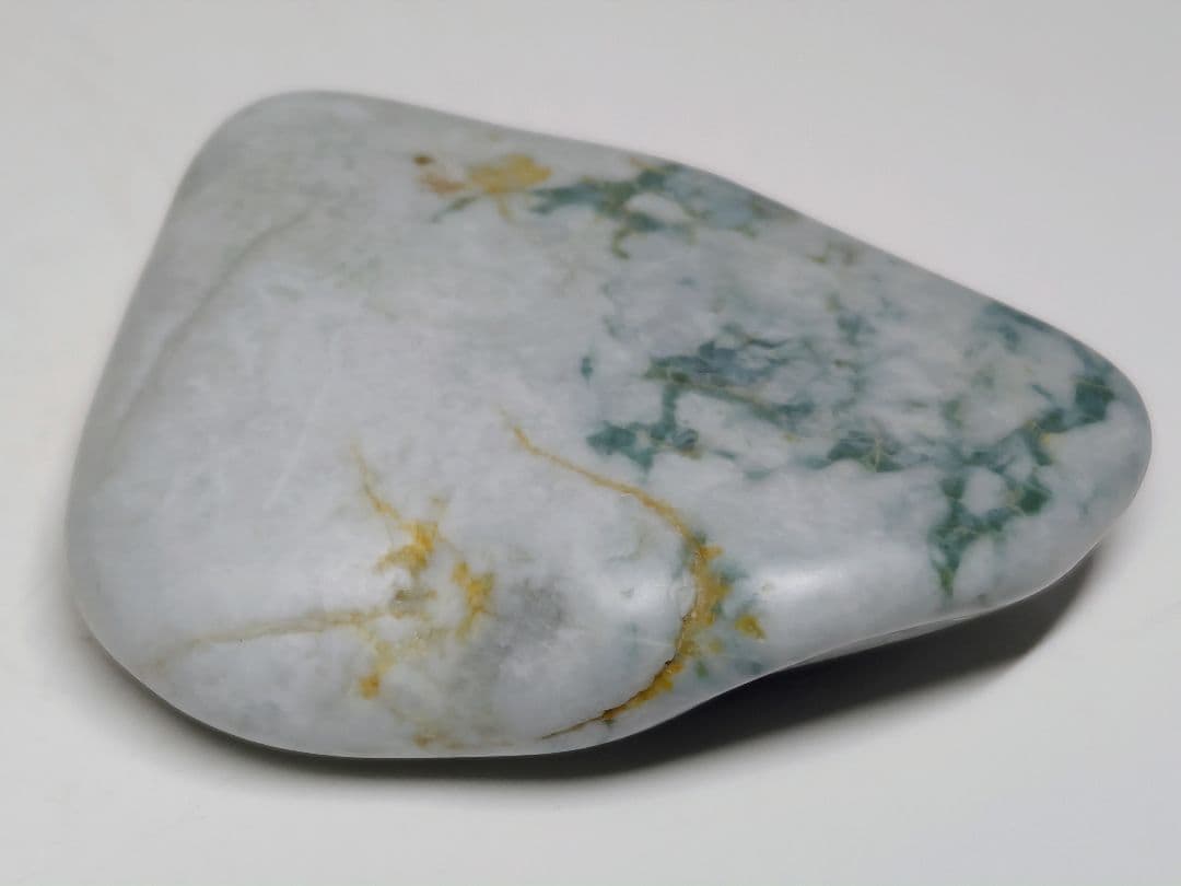 糸魚川155 翡翠 129g ヒスイ 原石 鑑賞石 自然石 誕生石 鉱物 鉱石