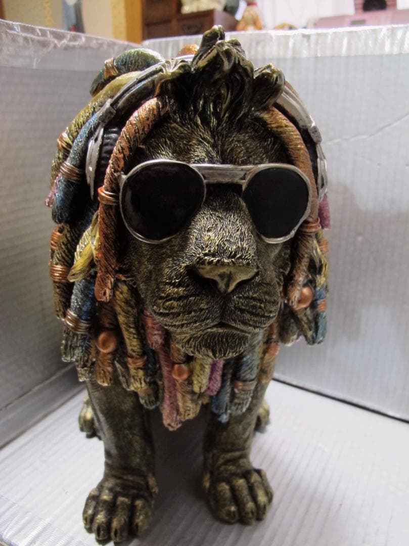 ユニークなライオンの彫刻 サングラス付き