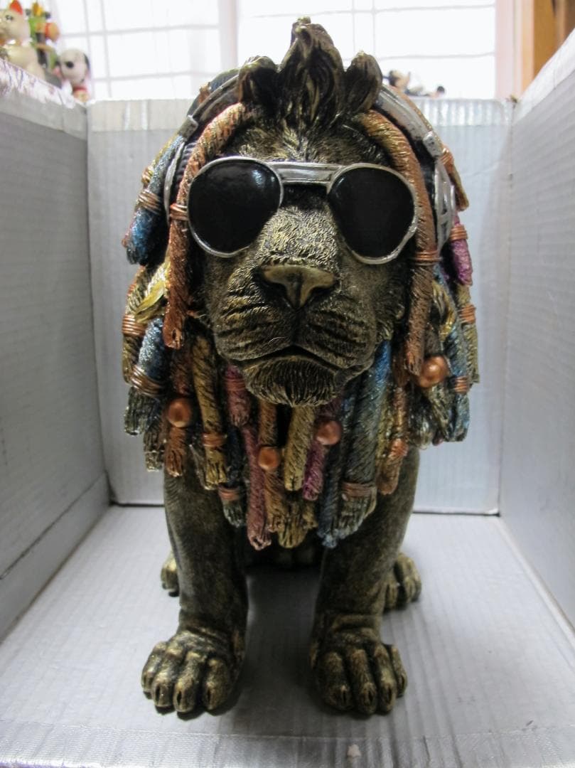 ユニークなライオンの彫刻 サングラス付き