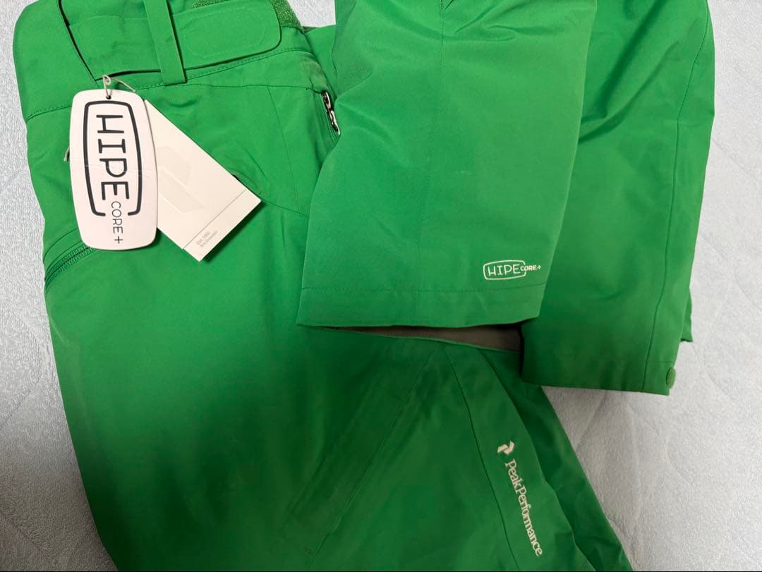 最終値下　美品　peak performanceスキーウェアジャケットとパンツ