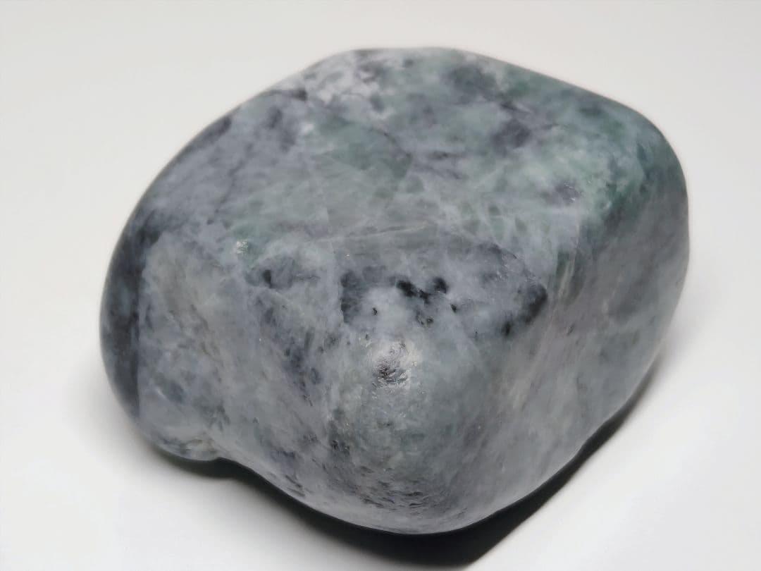 糸魚川137 翡翠 213g ヒスイ 原石 鑑賞石 自然石 誕生石 鉱物 鉱石