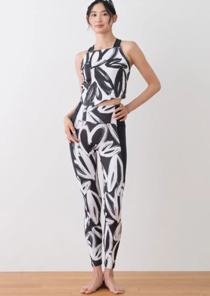 【新品】SUKALA ハートプリントホルダーネックブラトップ☆白黒