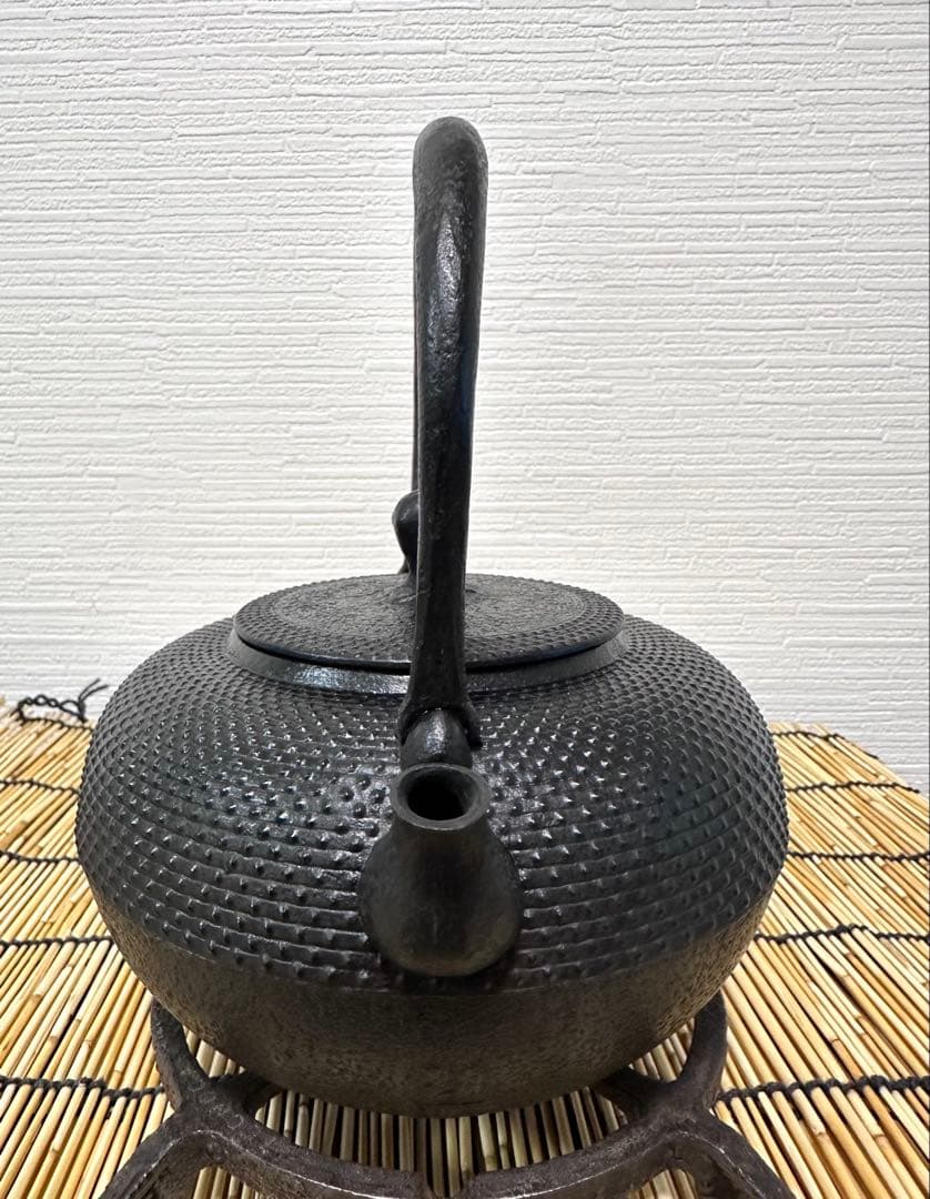 未使用品、供箱付 南部虎山工房前田知行造　１２型　南部鉄瓶　南部鉄器　鉄瓶