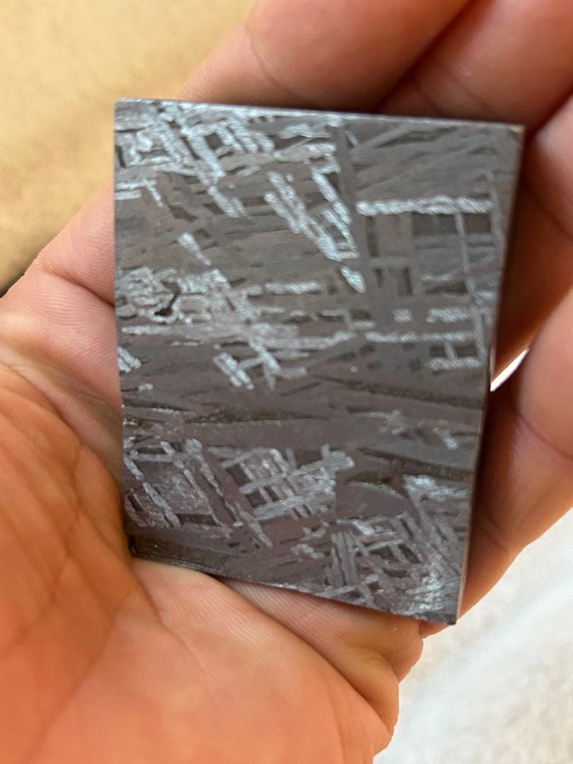 アルタイ鉄隕石。美しい長方形。約250.83g