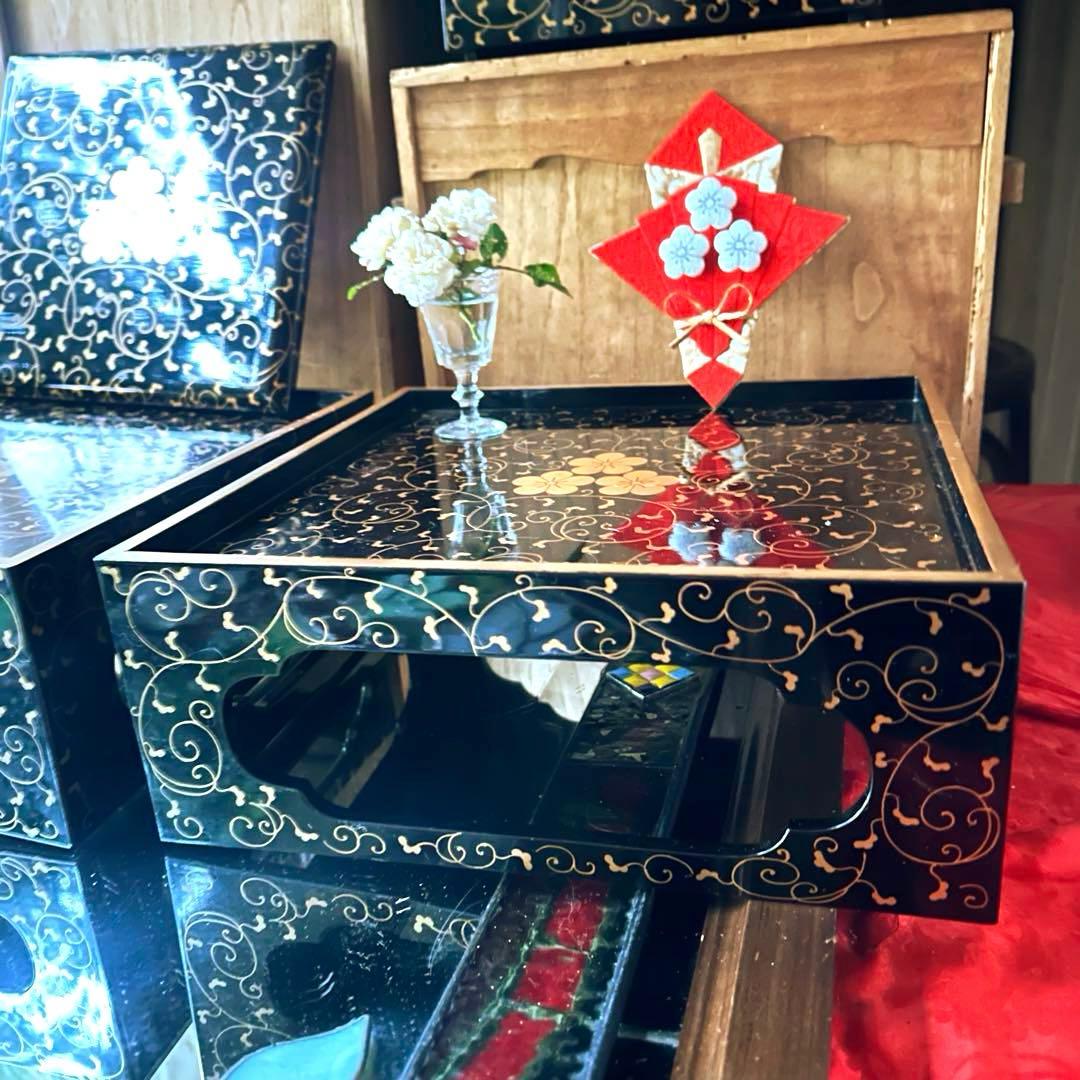 2141様感謝‼️JAPAN蒔絵唐草三梅内朱五段重二枚蓋➕重台ニ客揃桐箱