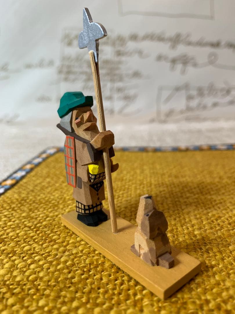 ドイツ製　エルツ山地　ヘルビッヒ工房　木製人形ザイフェン　叔父さんとワンちゃん！