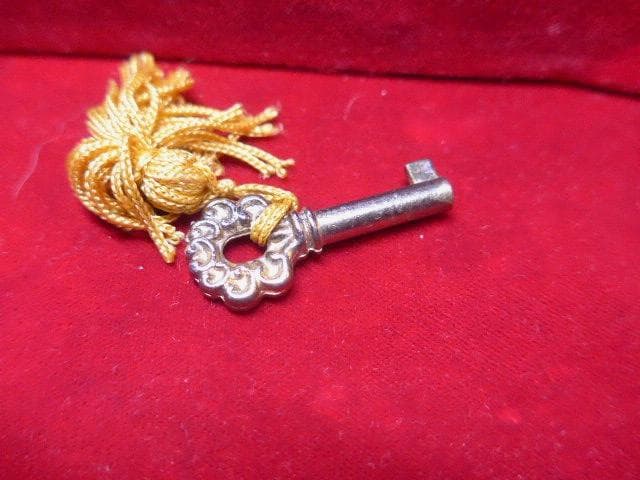 イタリア製の大きな象嵌のミュージックボックス。曲は「魅惑のワルツ」。古いもの。