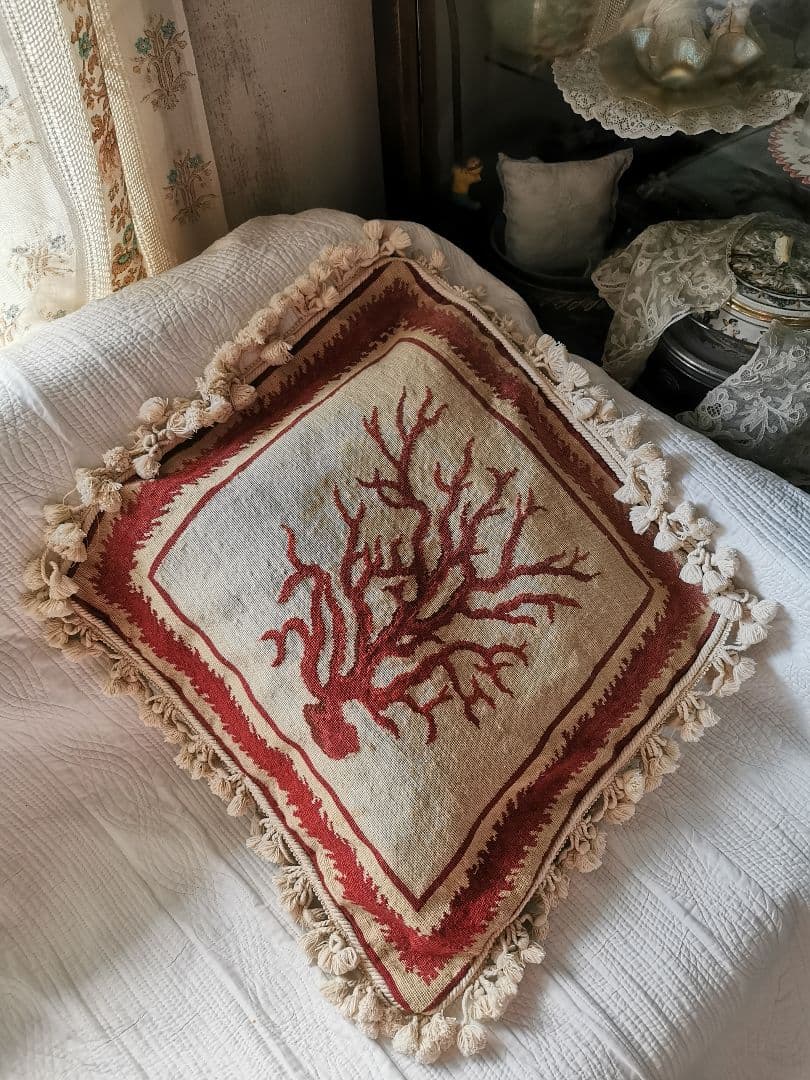 アンティークフランス コーラル 赤珊瑚オービュッソン織タッセル付クッションカバー