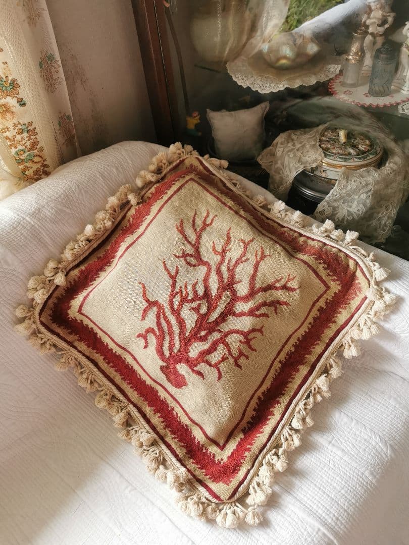 アンティークフランス コーラル 赤珊瑚オービュッソン織タッセル付クッションカバー