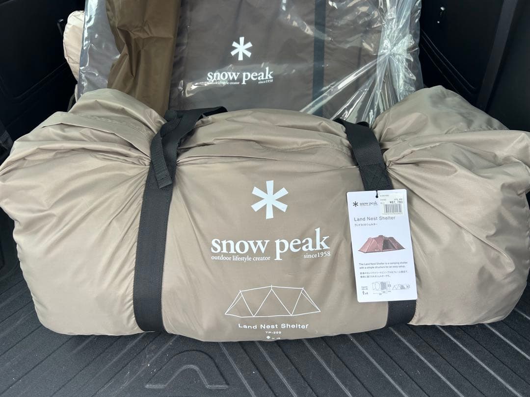 ランドネストシェルター本体、マットシートセット、ルーフシート、ポールセット。