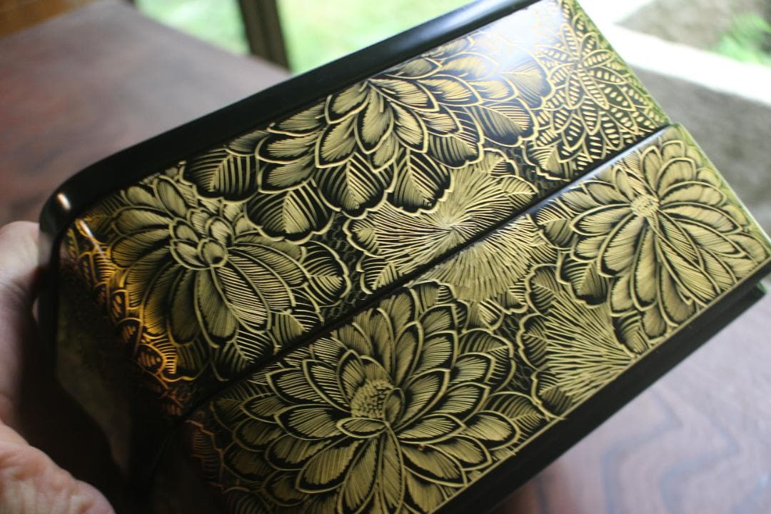 極小保管キズ有！端正な内朱黒漆に優美な菊沈金の映える輪島塗二段重（検重箱お重重箱