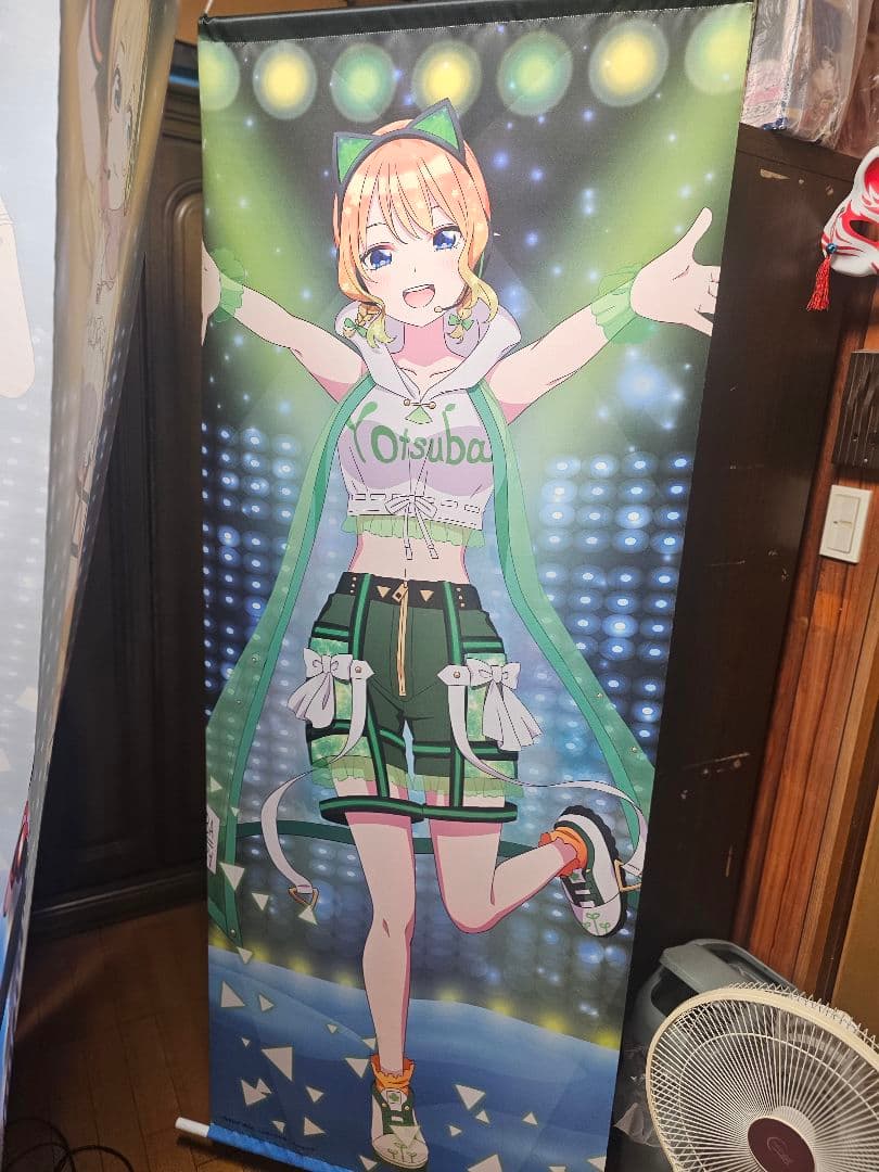 中野四葉、七海真美、水瀬渚、月島流星の等身大タペストリー