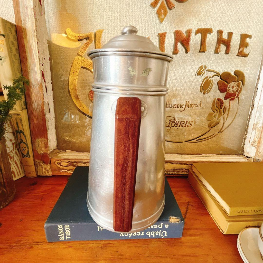 木の取手が可愛いアルミのティーポット