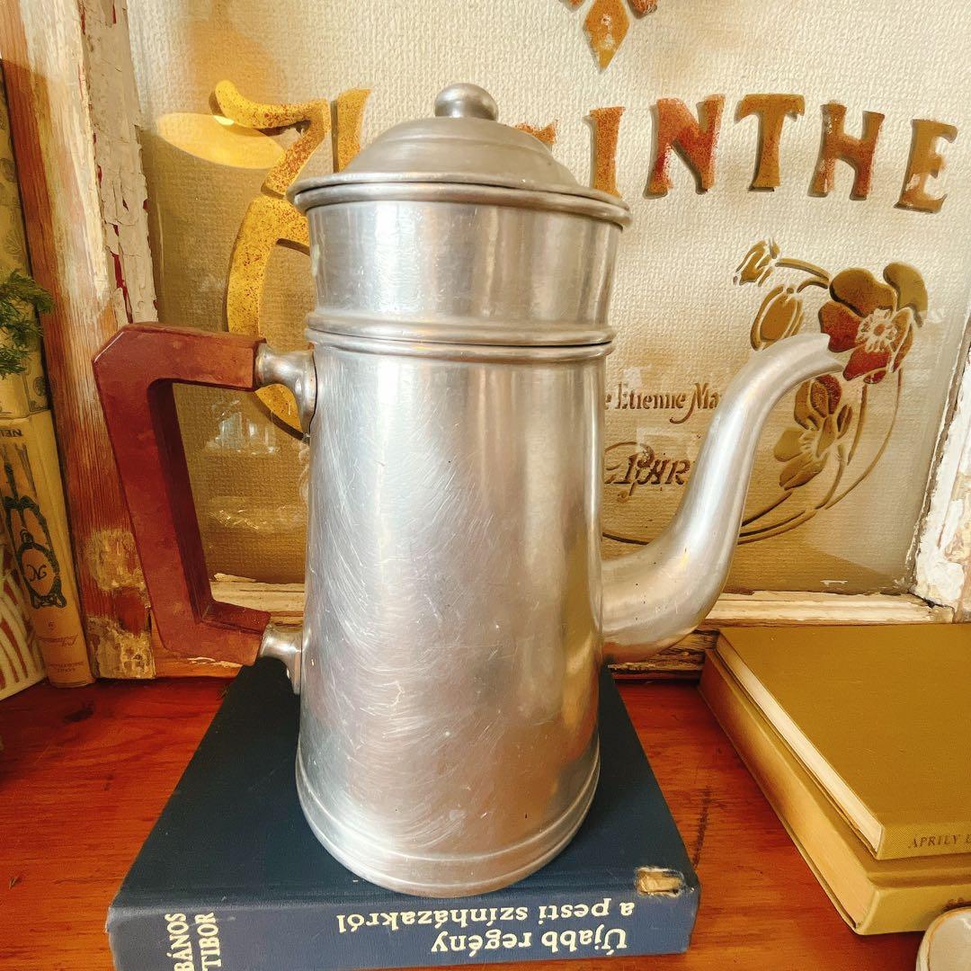 木の取手が可愛いアルミのティーポット