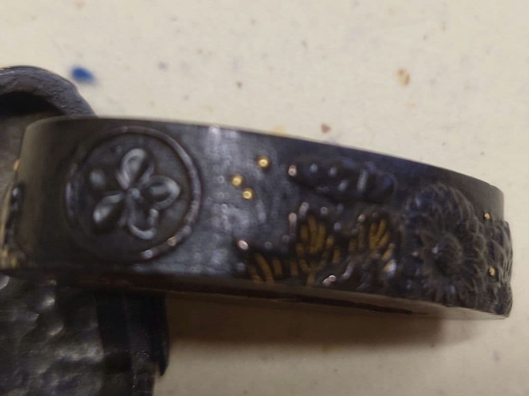 縁頭、山金地に華に家紋図