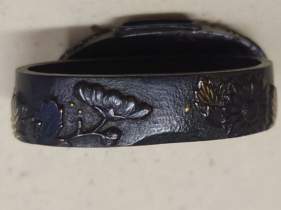 縁頭、山金地に華に家紋図