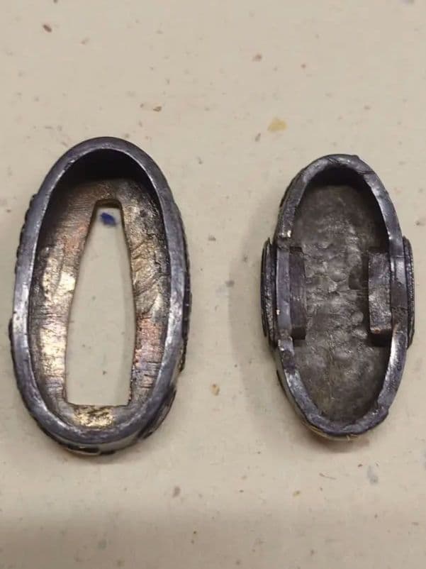 縁頭、山金地に華に家紋図