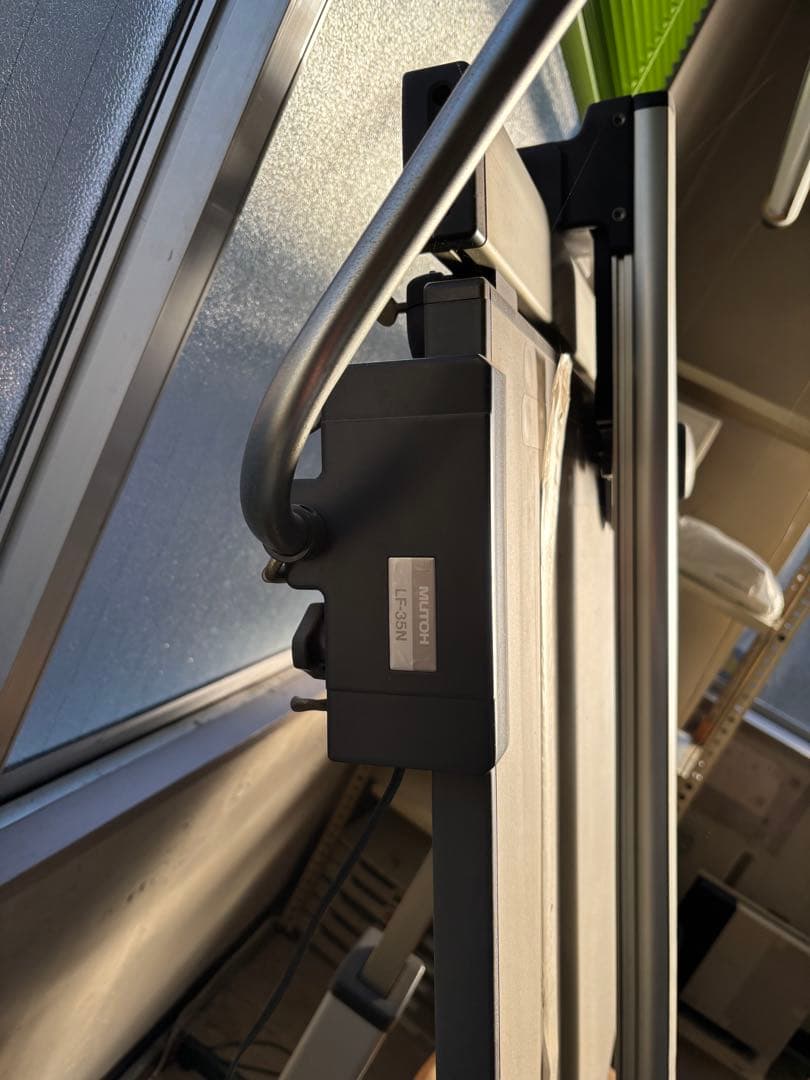 裁断機 大きめの作業面 調整可能な照明付き