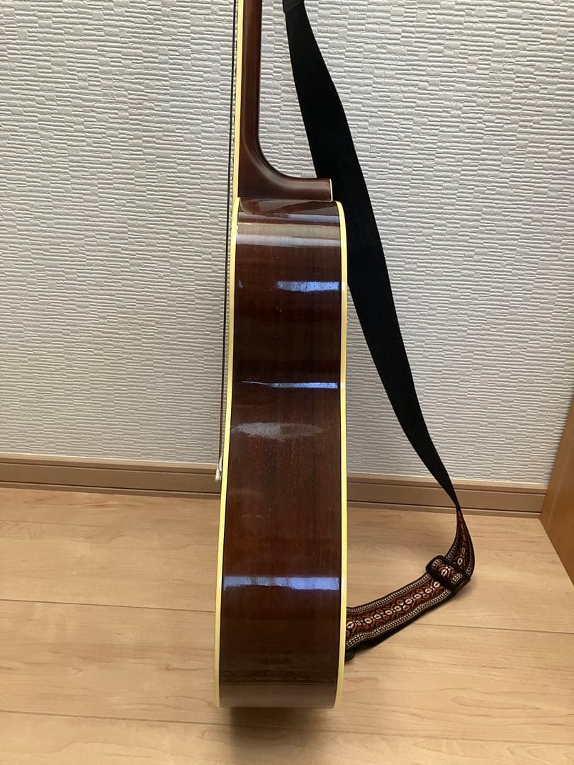 YAMAHA製アコースティックギター ストラップ・ケース付き