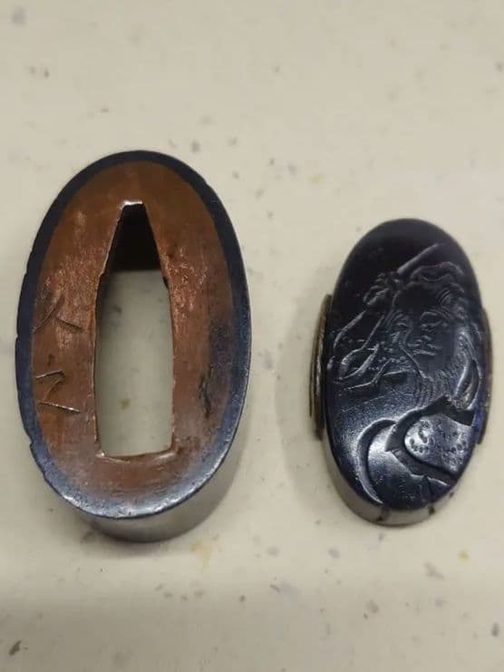 縁頭、赤銅地に片切彫で人物と馬図 銘、久之