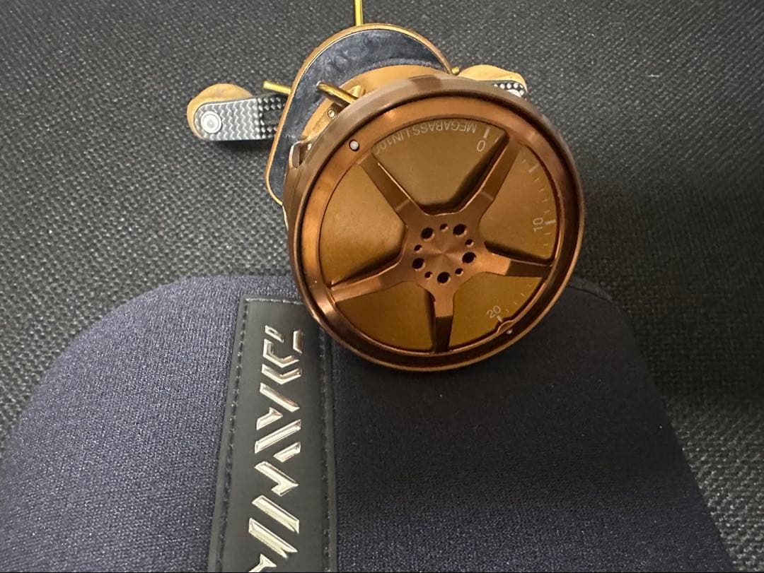 Megabass LIN10C ベイトリール