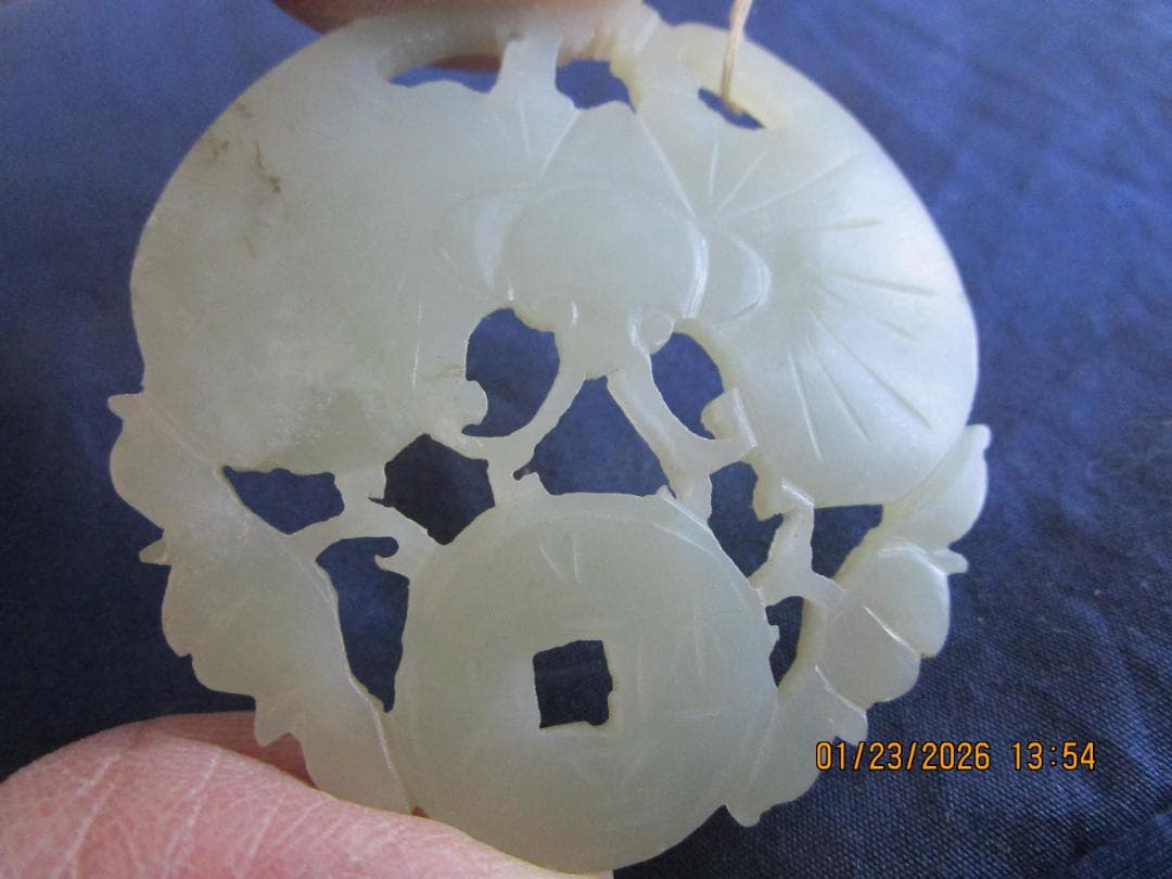 中国　玉　石細工　彫り物　根付　当時の札付き　翡翠【?】 工芸品　細工物　1個