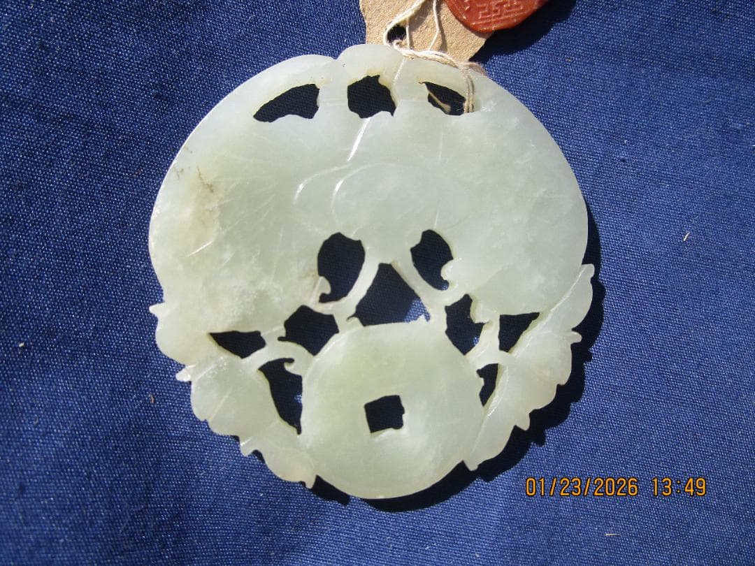 中国　玉　石細工　彫り物　根付　当時の札付き　翡翠【?】 工芸品　細工物　1個