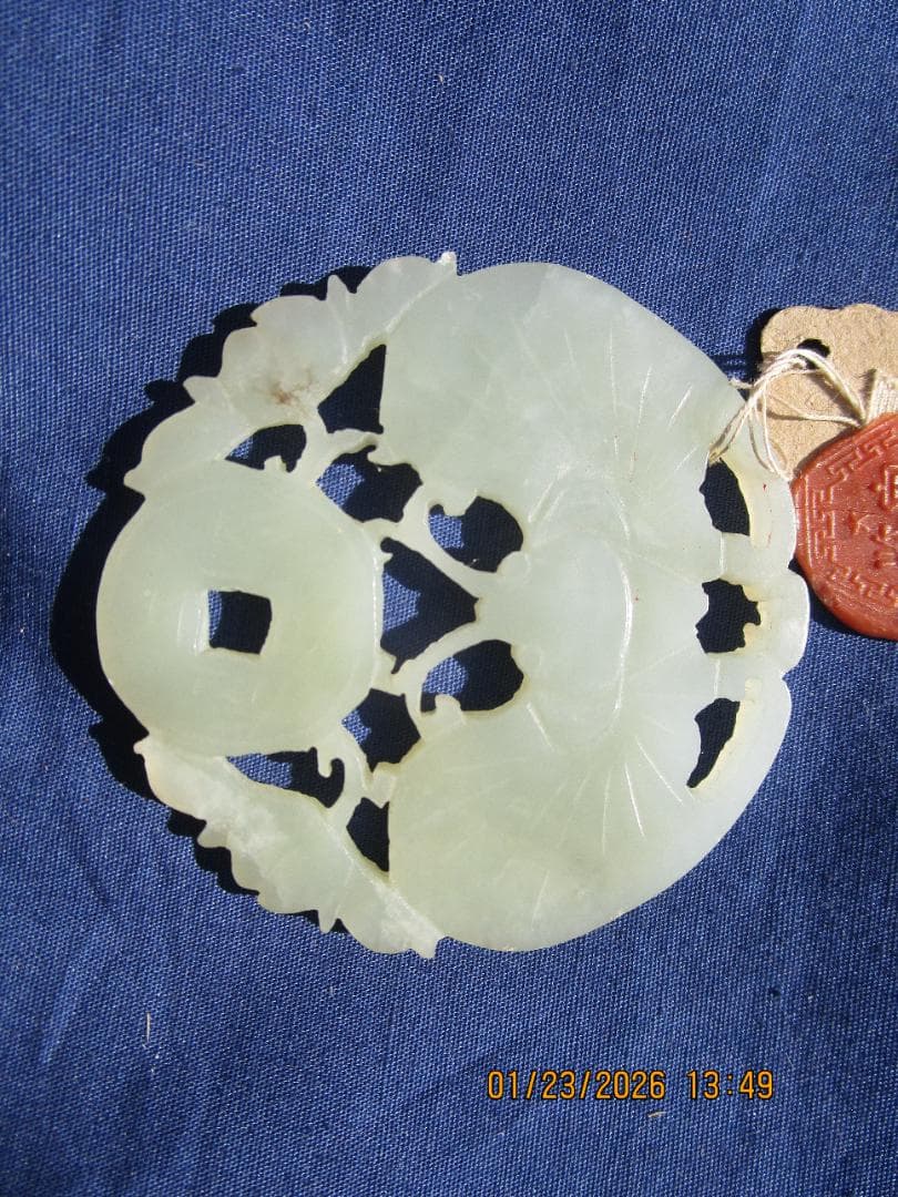 中国　玉　石細工　彫り物　根付　当時の札付き　翡翠【?】 工芸品　細工物　1個