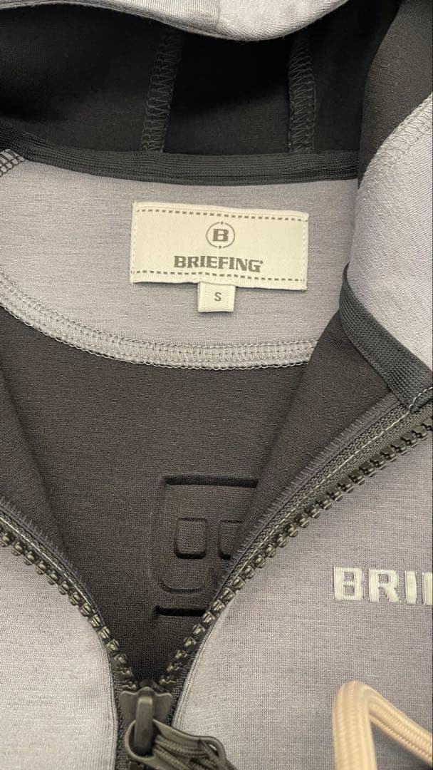 BRIEFING フード付きグレーパーカー
