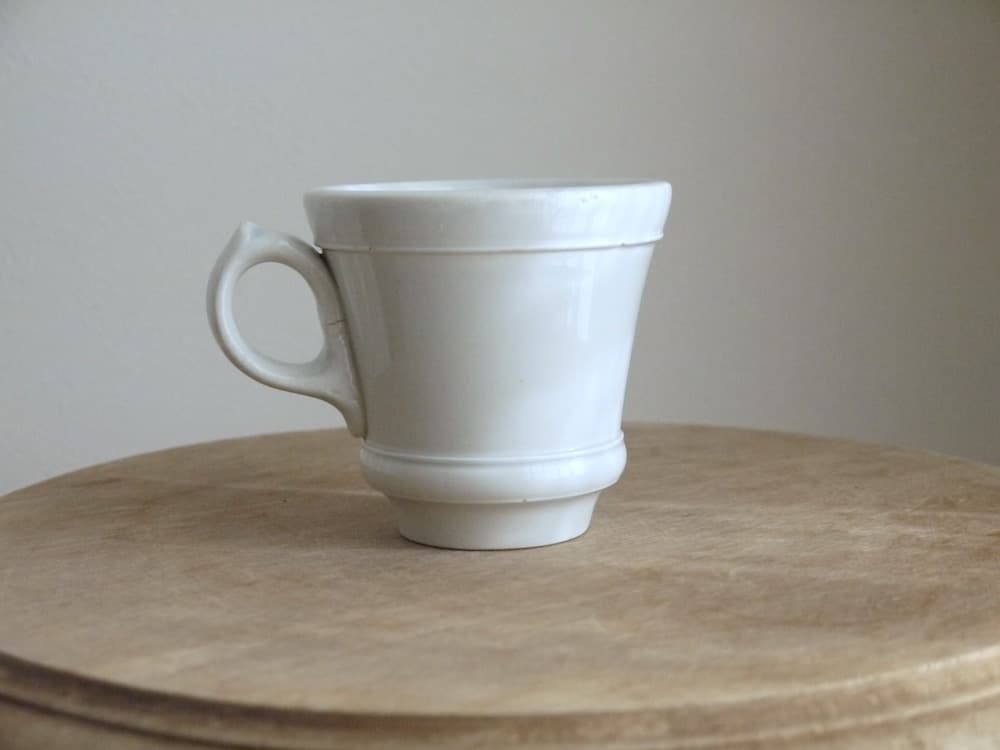 フランスアンティーク 枯れたクレイユモントローの白いブリュロ コーヒーカップ