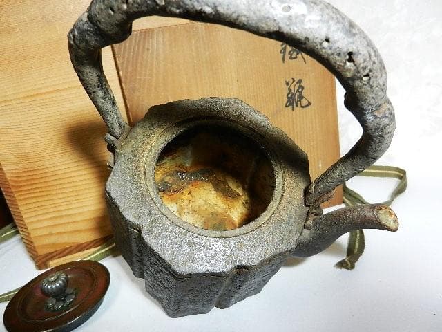 破れ尾垂型六角鉄瓶　銘『胴「仁左エ門」／銅蓋裏「晴寿造」』（７５０㏄、１．３㎏）