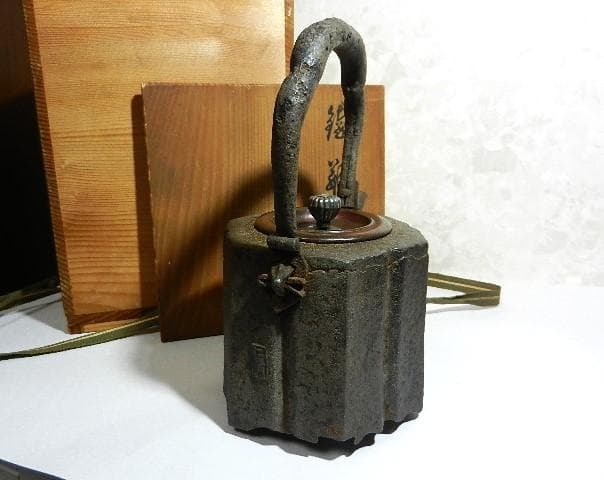 破れ尾垂型六角鉄瓶　銘『胴「仁左エ門」／銅蓋裏「晴寿造」』（７５０㏄、１．３㎏）