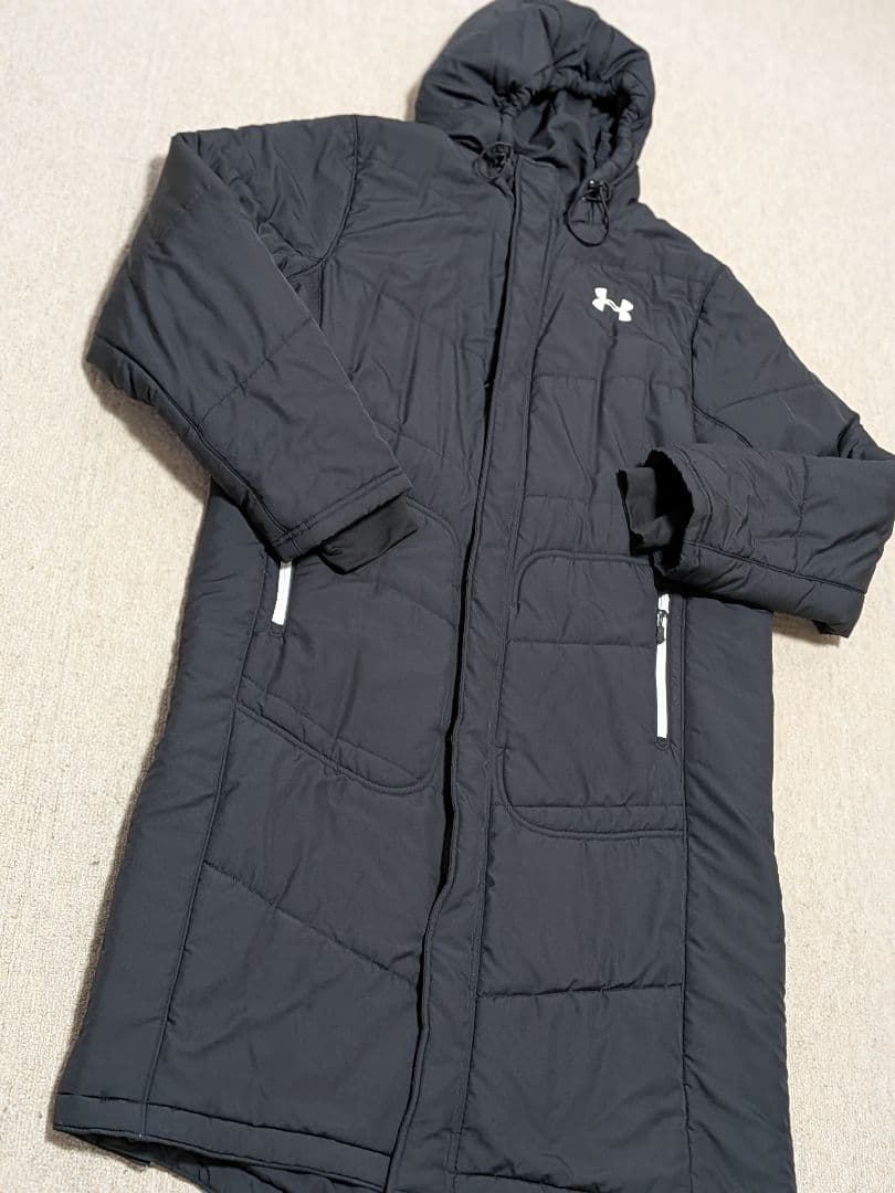 【美品】UNDER ARMOUR 刺繍ロゴ　フード付きロングベンチコート黒　XL