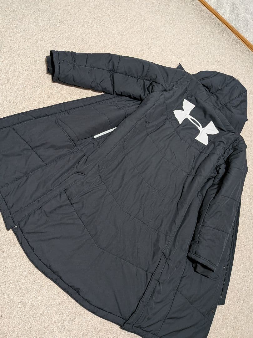 【美品】UNDER ARMOUR 刺繍ロゴ　フード付きロングベンチコート黒　XL