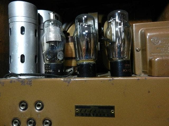 松下無線（株）製昭和レトロなミゼット型真空管ラジオＫ－３０（下の架台は商品外）
