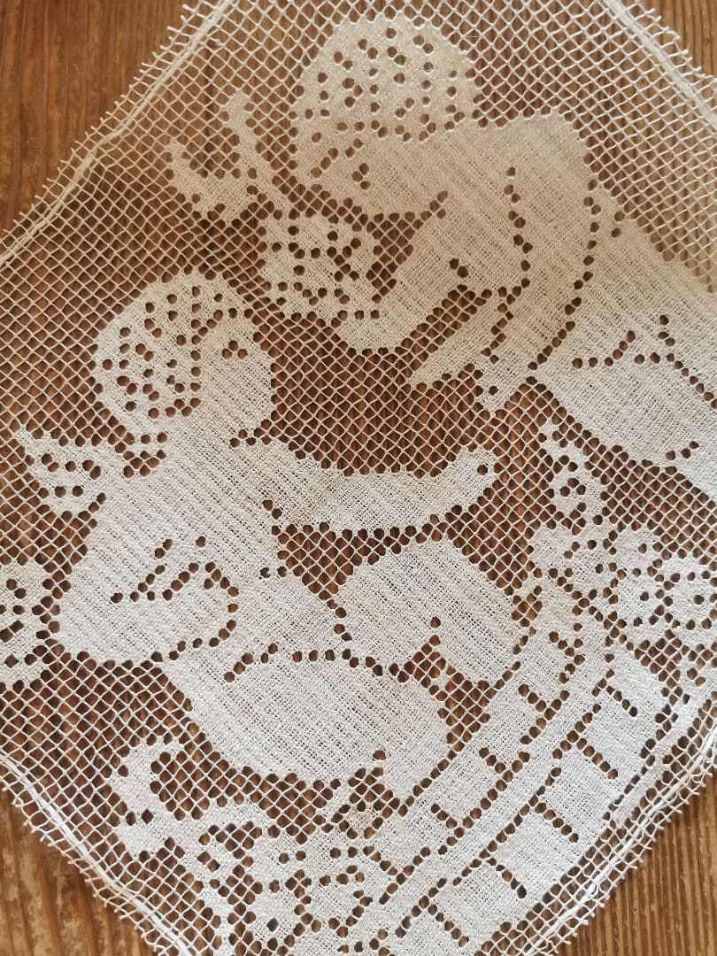 アンティークフランス 手編みリネンフィレレースパネル 天使の葡萄酒ワイン作り