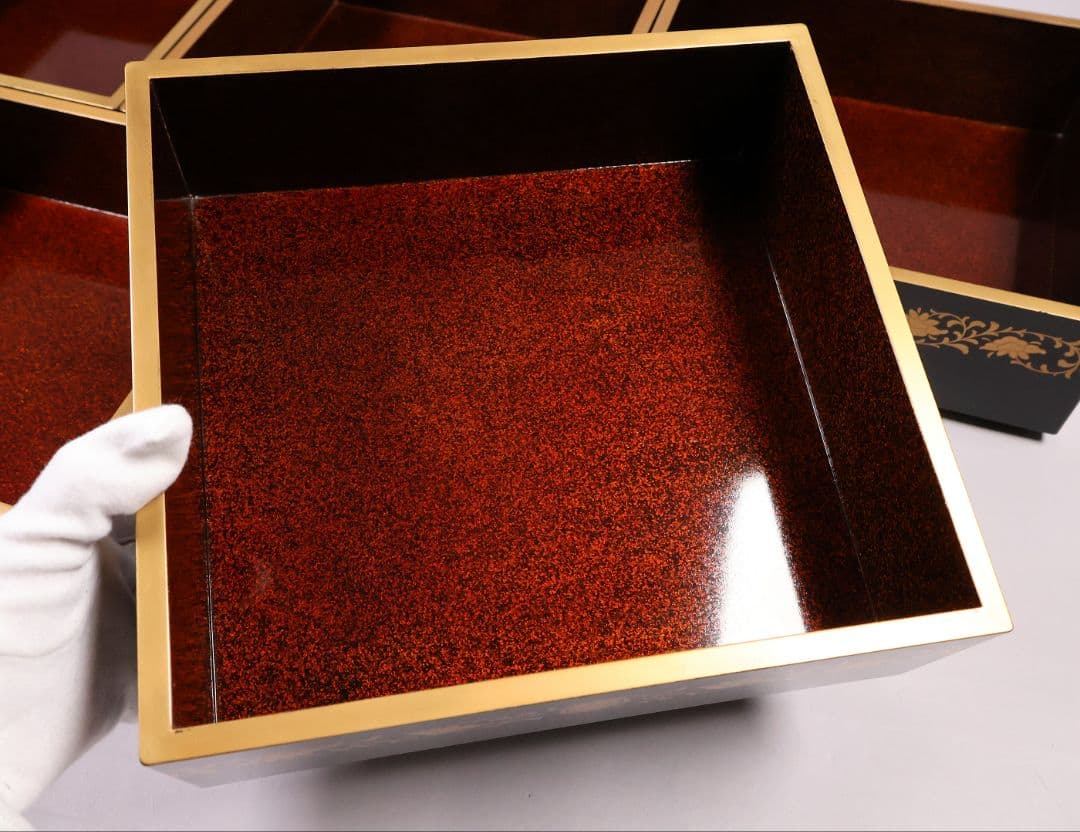 【MB208】輪島塗 家紋金蒔絵 五段重箱 台付 剣片喰花唐草 黒塗梨地 天然木