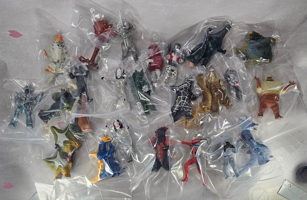 HGウルトラマン・怪獣 86体カプセルトイフィギュアアソート (中古)
