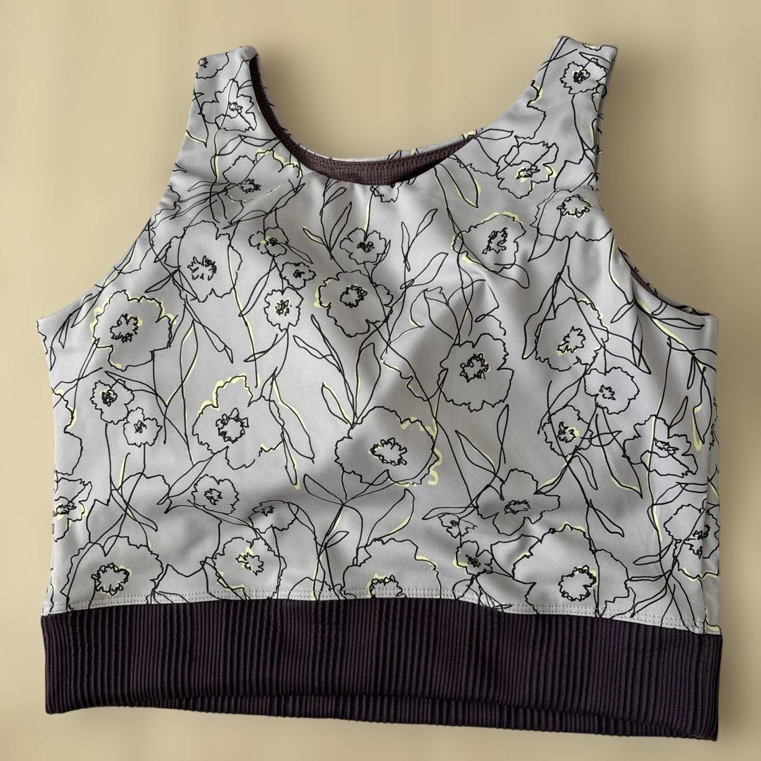 【新品】花柄タンクトップ スポーツウェア　Mサイズ