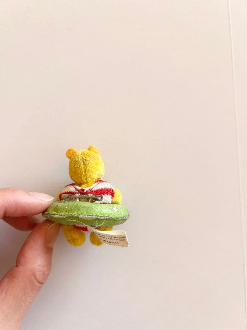 【希少】くまのプーさん 浮き輪付き　ぬいぐるみ　ピンバッジ