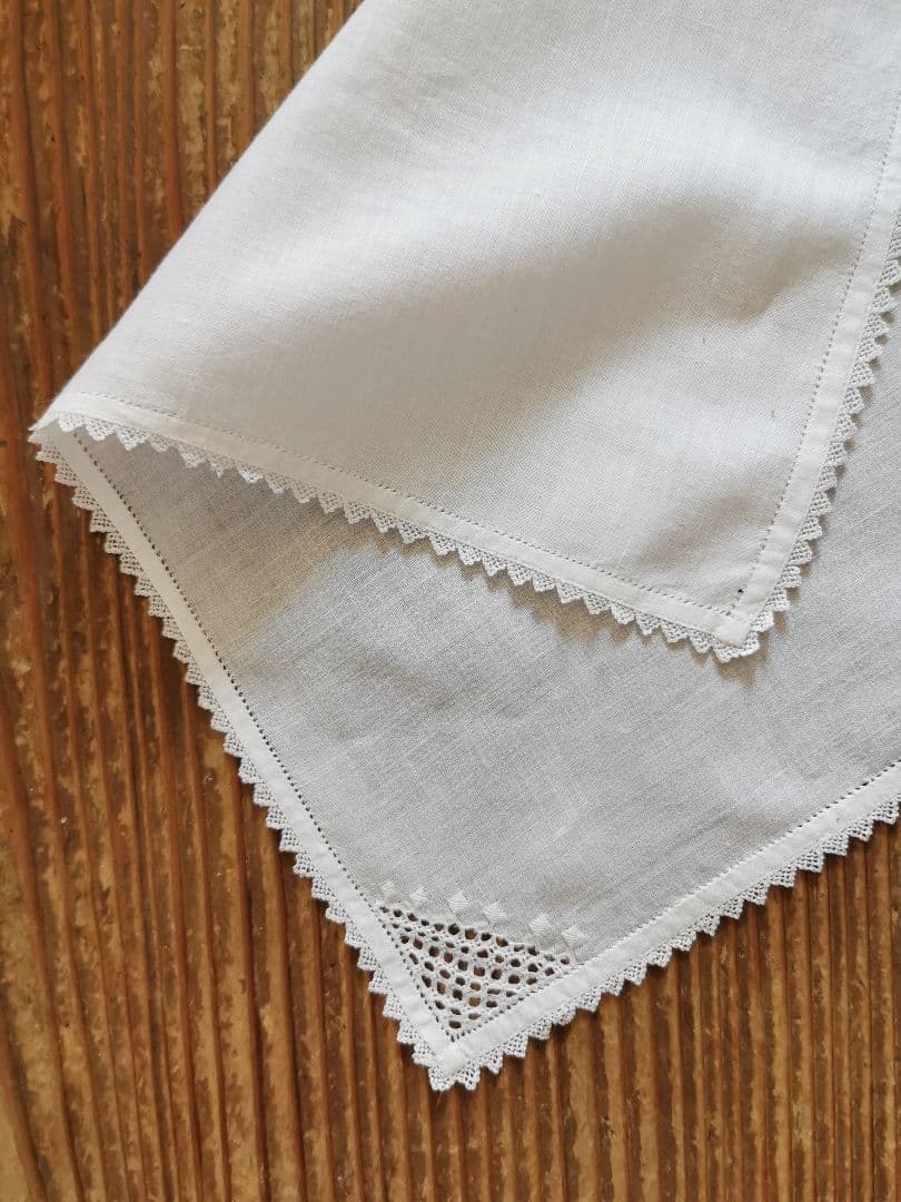 アンティーク 緻密なシュバルム白糸刺繍 繊細なトライアングルフリル ハンカチ β